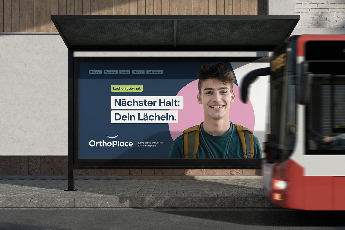 Bushaltestelle mit Orthoplace-Werbebanner mit dem Titel "Nächster Halt: Dein Lächeln."