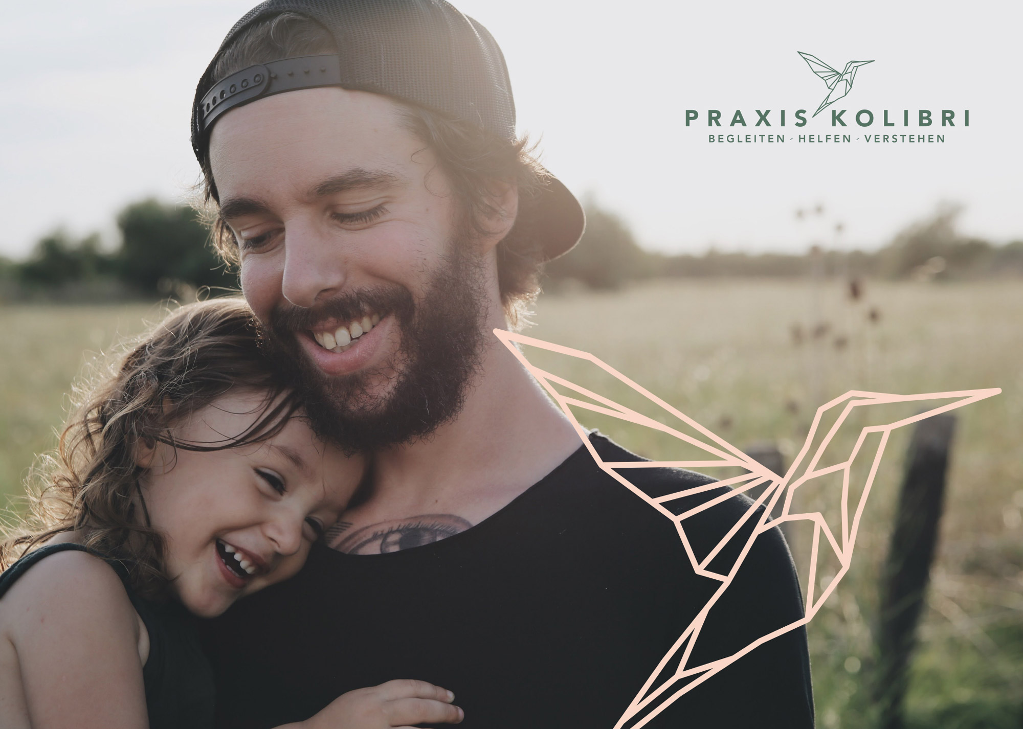 Komposition der Marke "Praxis Kolibri": Vater mit Kind, Logo der Praxis und Logo-Element "Kolibri"
